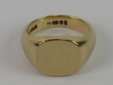 A 9ct gold signet ring, hallmarked 375, size D, 3.4g.
