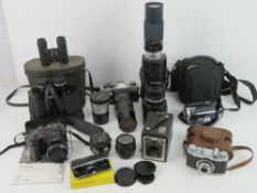 A quantity of assorted vintage cameras and binoculars.