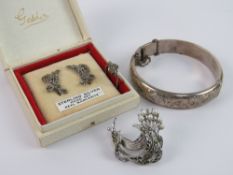 A quantity of jewellery including hallmarked silver hinged bangle,