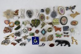 A quantity of assorted 20th century costume jewellery brooches including one made by Exquisite and
