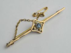 A 9ct gold Edwardian aquamarine and seed pearl bar brooch, stamped 9ct, with guard chain/pin, 5.
