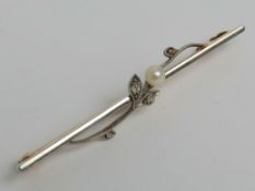 An Edwardian 15ct gold and pearl floral bar brooch, stamped 15ct, 4.8cm wide, 2.8g.
