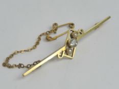 An Edwardian 15ct gold aquamarine and seed pearl bar brooch, stamped 15ct, 5cm wide,