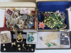 A quantity of vintage costume jewellery including a Trifari pendant.