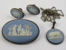 A suite of silver and Wedgwood blue jasperware jewellery within original box,