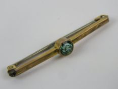 A 9ct gold Edwardian bar brooch having blue/green gemstone to centre, stamped 9ct, 4.3cm wde, 1.3g.