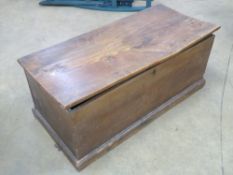 A pine lidded blanket box, lid a/f, 90cm wide.