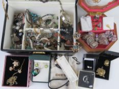 A quantity of assorted costume jewellery.