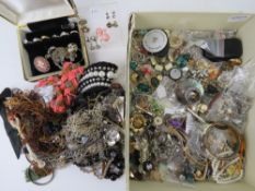 A quantity of assorted costume jewellery.