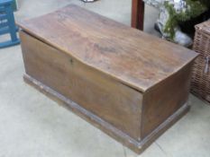 A pine lidded blanket box, lid a/f, 90cm wide.