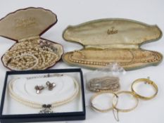 A quantity of costume jewellery includin