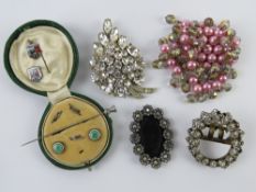 A small quantity of costume jewellery inc vintage button box having two enamelled buttons within.
