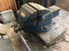 A large Paramo bench vice opening to 6.5