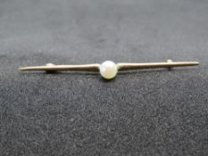 A 9ct gold and pearl bar brooch, hallmarked 375, 1.5g.