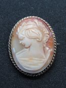 A 9ct gold brooch having oval carved shell cameo to centre, hallmarked 375.