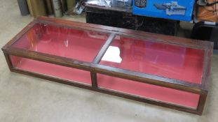 A glazed wooden museum type table top display case measuring 143 x 50.5 x 22cm.