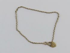 A 9ct gold chain bracelet with heart padlock charm upon, hallmarked 375, 19cm in length, 1.3g.