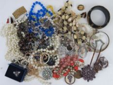 A quantity of assorted costume jewellery.