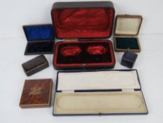 A quantity of assorted vintage boxes inc ring box, earrings box, salts box, etc. Seven items.