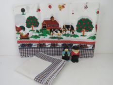 Americana; Brinn's Pittsburgh Amish Couple salt and pepper shakers, 11cm high.