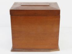 A mahogany box lid lifting to reveal green baize lined compartment within, measuring 23.