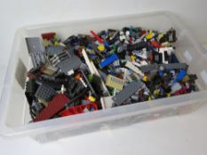 A large quantity of Lego within lidded storage box, total weight 6.5kg.