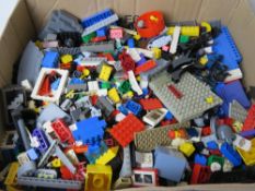 A quantity of assorted Lego inc mini figure, total weight 5.6kg.