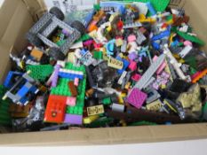 A large quantity of assorted Lego inc horse, mini figures, etc. Total weight 7.5kg.