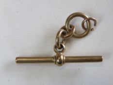 A 9ct gold T-bar hallmarked 375 and weighing 7.2g.
