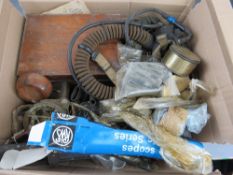 A quantity of assorted militaria inc; na