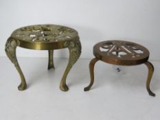 An Arts & Crafts copper trivet, the top measuring approx 15.5cm dia and raised over outswept legs.