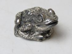 A 925 silver figurine of a frog marked Un'Idea Vestita D'argento, 4.5cm in length.