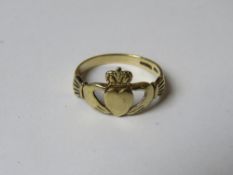 A Claddagh ring, hallmarked 375, size O-P, 2.4g.
