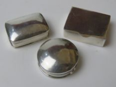 Three contemporary silver pill boxes, each stamped 925. Total weight 46.8g / 1.51ozt.
