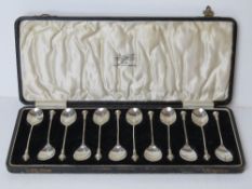 A set of twelve teaspoons in original fitted box hallmarked for Birmingham 1928, weighing 157.