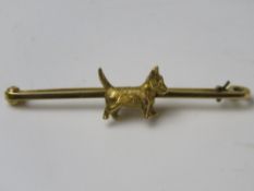 A 15ct gold dog themed bar brooch approx 5cm in length, 5g.