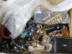 A quantity of assorted costume jewellery inc necklaces, bracelets, brooches, etc.