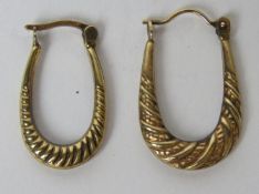 Two single 9ct gold hoop earrings, one stamped 375, one stamped 9ct. Total weight 0.8g.