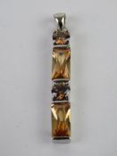 A silver pendant measuring 4cm in length