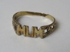A 9ct gold 'Mum' ring, size P-Q, 1.5g.