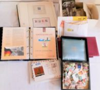Lot Briefmarken, dabei Steckkarten, Tüten, Markenheftchen, etc. Reste aus Auflösung. Im Karton,