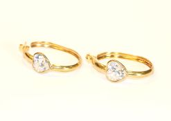 Paar 8 k Gelbgold Creolen mit Glasherzen, 3,5 cm x 2,5 cm, 8,6 gr.