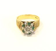 Englischer 18 k Gelb- und Weißgold Ring mit Diamant und Smaragden in Blütenform, 6,6 gr., Gr. 55
