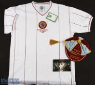 1982 European Cup Champions Retro Shirt Cap with signed photograph od Dennis Mortimer holding the