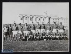 Very rare 1970 Ireland XV Signed Photo: Signed by 25 to reverse of fine b/w photo prior to the