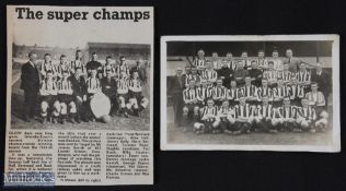 1933/1934 Grimsby Town b&w postcard team group (the Town were Division 2 champions, Pat Glover 42
