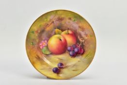 A ROYAL WORCESTER FRUIT STUDY SMALL CIRCULAR PLATE, hand painted with apples and grapes, gilt rim,