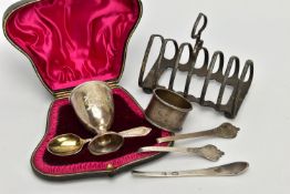 A SMALL PARCEL OF SILVER, comprising a late Victorian seven bar toast rack of arched form, on four