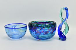 FLEUR TOOKEY (BRITISH CONTEMPORARY) STUDIO GLASS BOWLS AND VASE, comprising a bowl having mottled