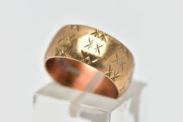A 9CT GOLD TEXTURED BAND RING, yellow gold wide band with an engraved repetitive star pattern,